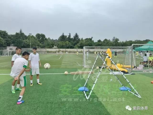 范例一：5人同时参与的球感训练@爱高足球反弹网.jpg